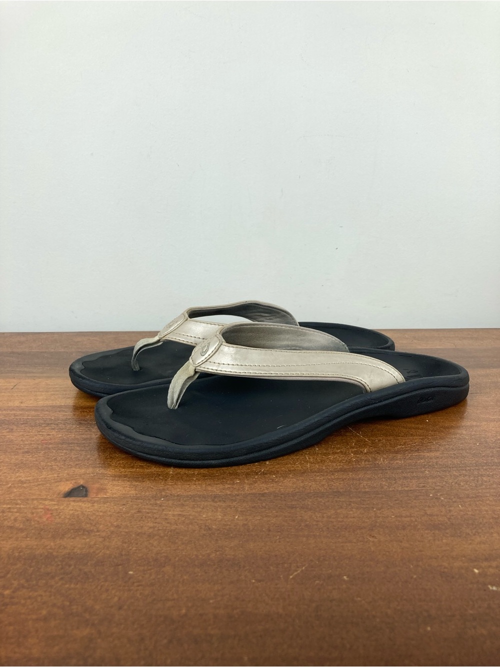 OluKai Ohana Metallic Beige Thong Flip Flops Comfort Sandals Women’s Size 9/39.